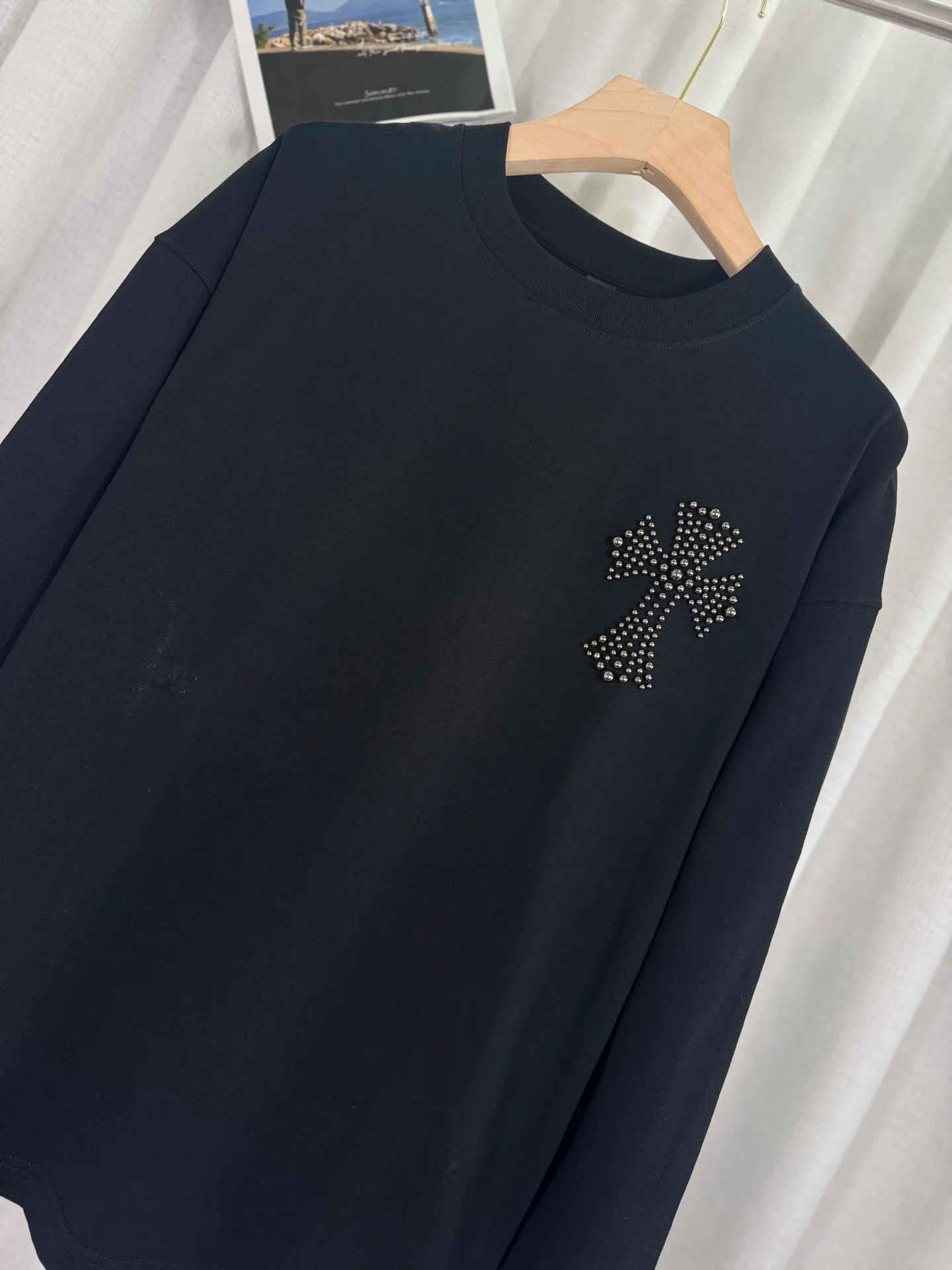 P250 top version, real shot without P, ​​different from market currency) 𝗖𝗵𝗿𝗼𝗺𝗲 𝗛𝗲𝗮𝗿𝘁𝘀/Cro Heart 2025 Autumn and Winter Horseshoe Cross Print Pearl Compass Couple Casual Long Sleeve 👑The highest version! Customized fabric 320g fabric! Horseshoe cross print pearl compass patch embroidery and exquisite embroidery of letters! The best-selling model in the counter, very comfortable to wear. Accessories: original molded and authenticated collar label➕100% silk wash label. Genuine purchase-grade original hangtag➕matching hanging rope➕3D hanging beads➕original packaging bag. Craftsmanship: The original version has consistent wiring! The highest version of the armhole matching technique! Color: Blue Black Size: S M L XL Style No.: 5171